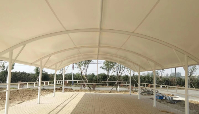 不同膜材沈阳膜结构车棚的搭建方式